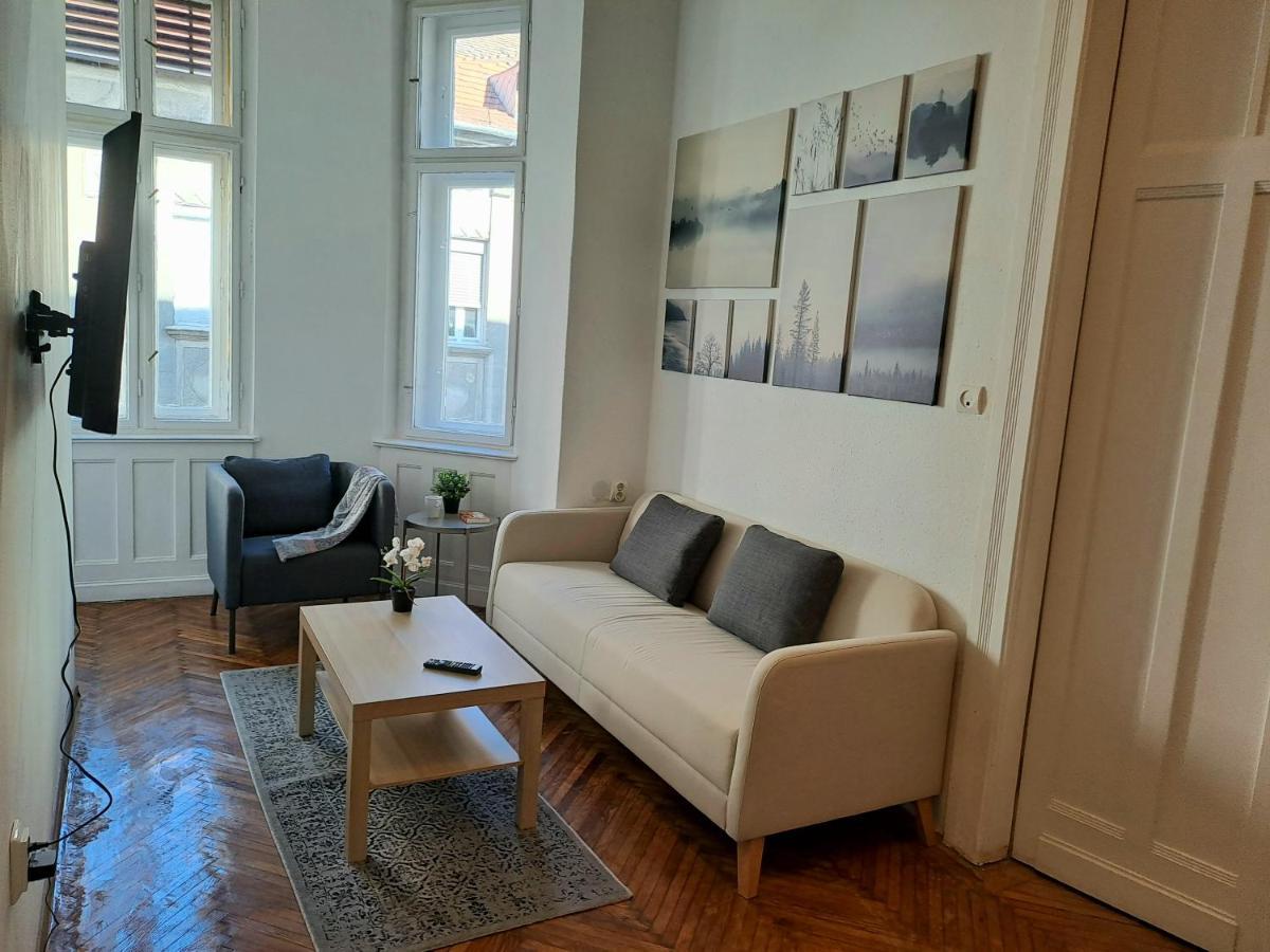 Emerald Apartment *