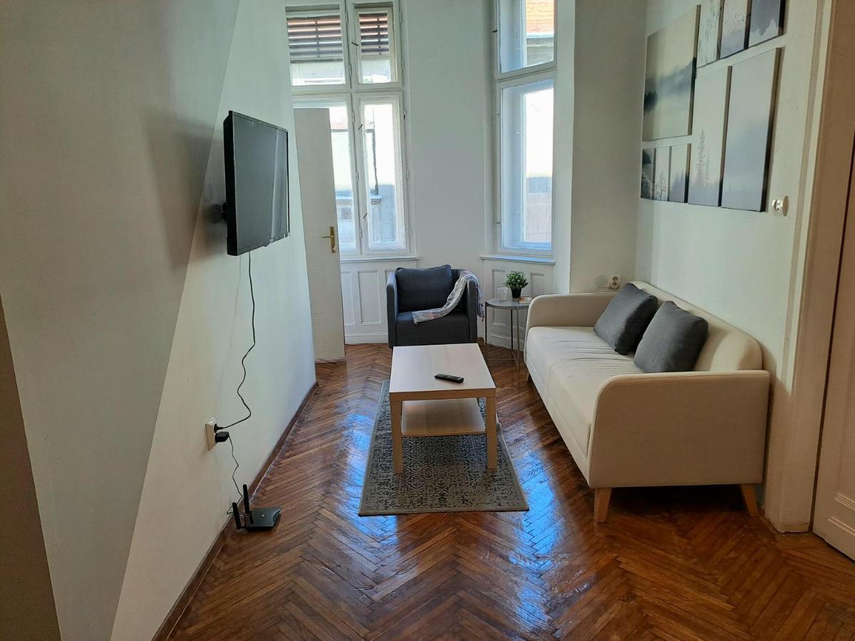 Emerald Apartment *